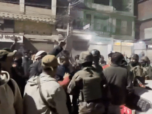 મણિપુરમાં નવા ડેપ્યુટી સીએમના વિરોધમાં હિંસા ફાટી નીકળી:પ્રદર્શનકારીઓએ સુરક્ષા દળોને બેરકમાં ધકેલવાનો પ્રયાસ કર્યો; ટાયર સળગાવ્યા, પથ્થરમારો કર્યો