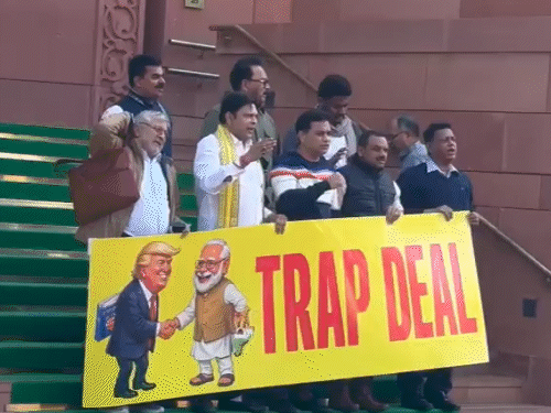 લોકસભામાં વિપક્ષનો હોબાળો, 12 વાગ્યા સુધી સ્થગિત:સંસદની બહાર વિપક્ષનું પ્રદર્શન, ટ્રેડ ડીલને ટ્રેપ ડીલ ગણાવી