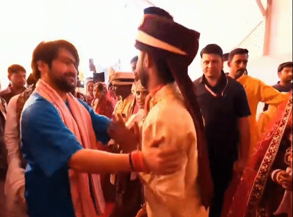 મહાશિવરાત્રી પર બાગેશ્વરધામમાં 305 દીકરીઓના લગ્ન:ઘોડેસવાર 305 વરરાજાની નીકળી જાન, ધીરેન્દ્ર શાસ્ત્રીને મળીને ભાવુક થયા વર-વધૂ; લગ્ન સમારોહમાં 9 દેશોના રાજદૂત હાજર