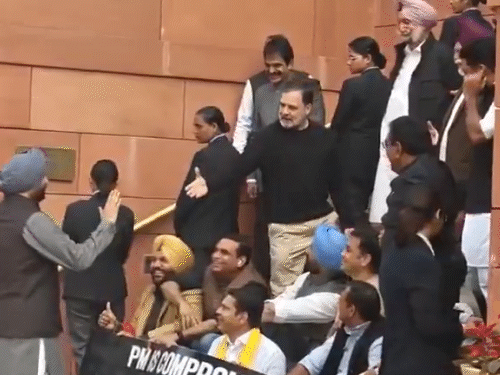 રાહુલે કહ્યું- આજે PMને નરવણેનું પુસ્તક આપીશ:અનપબ્લિશ્ડ બુક લઈને સંસદ પહોંચ્યા, કેન્દ્રીય મંત્રી બિટ્ટુને ગદ્દાર કહ્યા, મંત્રી બોલ્યા- દેશના દુશ્મન