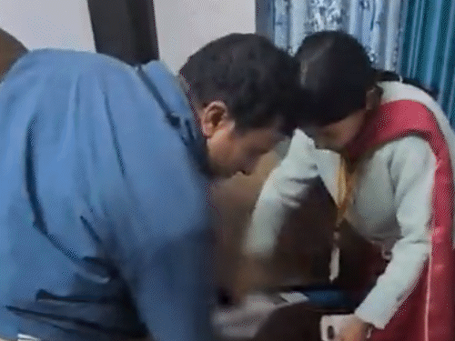 ગુવાહાટીમાં પલંગના બોક્સમાંથી સગીર બાળકીનું રેસ્ક્યુ:આરોપી મહિલાએ ટીમથી છુપાવવા માટે બોક્સમાં બંધ કરી, પરિવારે 6 વર્ષથી કેદ કરીને રાખી હતી