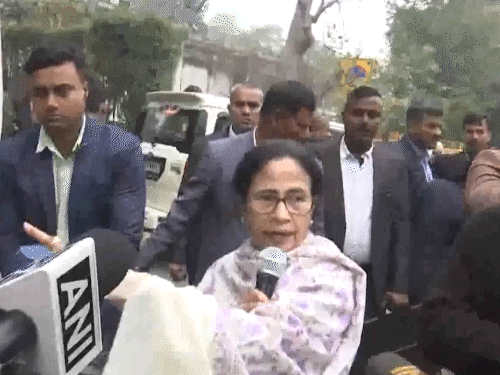 મમતા બેનર્જીએ કહ્યું- દેશમાં કોઈ નહીં લડે તો હું લડીશ:આજે TMCનું 15 સભ્યોનું પ્રતિનિધિમંડળ SIR મુદ્દે મુખ્ય ચૂંટણી કમિશનર સાથે મુલાકાત કરશે