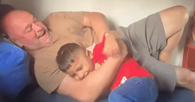 કેનેડાનું કપલ ભૂલથી સ્લીપર કોચમાં ચડ્યું ને…:જલગાંવની ટ્રેનમાં બાળકો સાથે ધમાલ-મસ્તી કરી; છાપામાં નાસ્તો કરતાં જોઈને મોજ પડી, વીડિયોને 6.51 લાખ વ્યૂ મળ્યા