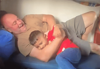 કેનેડાનું કપલ ભૂલથી સ્લીપર કોચમાં ચડ્યું ને…:જલગાંવની ટ્રેનમાં બાળકો સાથે ધમાલ-મસ્તી કરી; છાપામાં નાસ્તો કરતાં જોઈને મોજ પડી, વીડિયોને 6.51 લાખ વ્યૂ મળ્યા