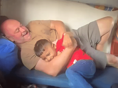 કેનેડાનું કપલ ભૂલથી સ્લીપર કોચમાં ચડ્યું ને…:જલગાંવની ટ્રેનમાં બાળકો સાથે ધમાલ-મસ્તી કરી; છાપામાં નાસ્તો કરતાં જોઈને મોજ પડી, વીડિયોને 6.51 લાખ વ્યૂ મળ્યા