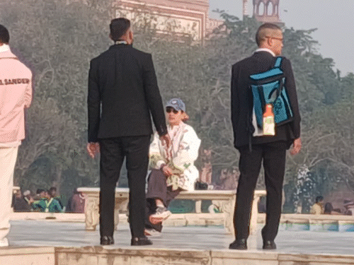 તાજમહેલ જોવા પહોંચી થાઈલેન્ડની રાજકુમારી:સિરિવન્નાવરી નરિરત્નાએ બેન્ચ પર બેસી ફોટો પડાવ્યો; ટુરિસ્ટોના ફોનમાંથી પોતાના ફોટા ડિલીટ કરાવ્યા