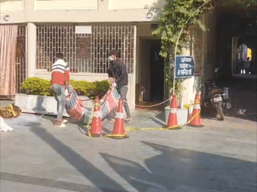 ધર્મશાળામાં ફાંસો ખાધેલી હાલતમાં મળ્યા 4 જૈન પ્રવાસી:2 ફેબ્રુઆરીથી રૂમ બંધ હતો; 4 ખૂણામાં મૃતદેહ મળ્યા, બધાના હાથ બાંધેલા હતા