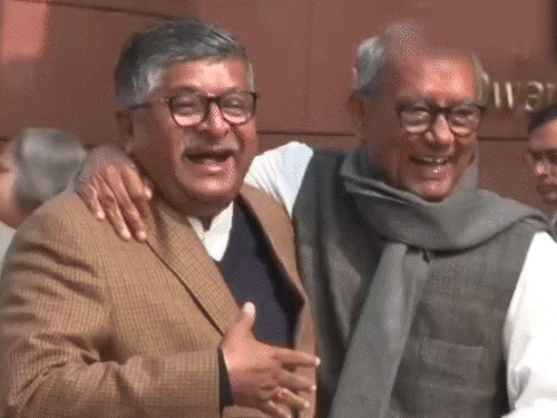 રાહુલ-પ્રિયંકા ખભે હાથ નાખીને સંસદ પહોંચ્યા:કોંગ્રેસના સાંસદે ‘યાર’ કહ્યું તો પીઠાધિકારી કૃષ્ણા પ્રસાદ ભડક્યા, વિપક્ષે બે વાર સ્પીકર પર કાગળો ફેંક્યા; મોમેન્ટ્સ