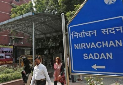 ચૂંટણી પંચે પશ્ચિમ બંગાળના 7 અધિકારીઓને સસ્પેન્ડ કર્યા:SIRમાં બેદરકારી- સત્તાના દુરુપયોગના આરોપ; ECએ કહ્યું- મતદાર યાદીનું કામ સંવેદનશીલ