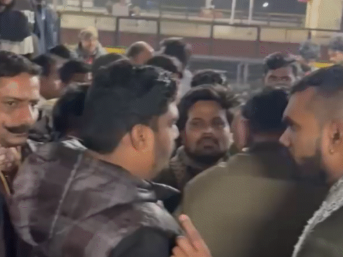 ટ્રેનમાં છેડતી…વિરોધ કરવા પર ગુજરાતની મહિલાઓ-બાળકોને માર માર્યો:અસ્થિ વિસર્જન કરવા ઉજ્જૈન જઈ રહ્યા હતા; કહ્યું- યુવક છોકરીઓ તરફ સિગારેટનો ધુમાડો ઉડાડી રહ્યો હતો