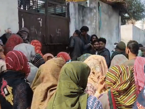 મથુરામાં પરિવારના 5 લોકોના મૃતદેહ મળ્યા:પતિ-પત્ની અને 3 બાળકો સવારે ઉઠ્યા નહીં; ભાઈએ કહ્યું- બધાએ આત્મહત્યા કરી છે; લાશ પાસેથી દૂધના ગ્લાસ મળ્યા