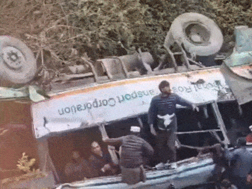 દેહરાદૂનમાં બસ ખીણમાં ખાબકી, 4ના મોત:5ની હાલત ગંભીર, 35થી વધુ ઘાયલ,પાંવટા સાહિબ જઈ રહી હતી; ટ્રકને સાઇડ આપવાના ચક્કરમાં ખીણમાં પડી