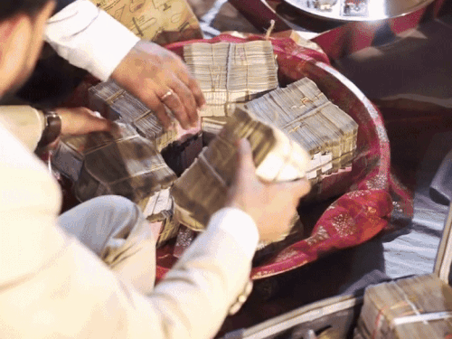 Video: છાબડીમાં 71 લાખ રોકડા, 21 તોલા સોનું:ફેમસ યુટ્યુબરને લગ્નમાં મળી અઢળક ગિફ્ટ, વીડિયો વાઈરલ થતાં યુઝર્સે કહ્યું- ‘દહેજ’ના નામે સારું ‘દાન’ મળ્યું