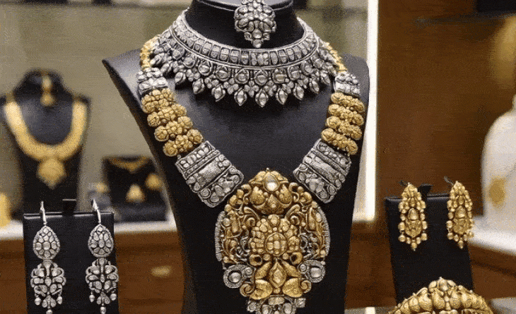 ચાંદી આજે ₹28 હજાર સસ્તી થઈ:વાયદા બજારમાં ભાવ 2.40 લાખ/કિલો પર આવ્યો; 10 ગ્રામ સોનું 3 હજાર રૂપિયા સસ્તું થઈને 1.50 લાખ થયું