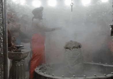 આજે વર્ષમાં એકવાર બપોરે થતી ભસ્મ આરતી:4 લાખ શ્રદ્ધાળુઓએ મહાકાલના દર્શન કર્યા, મંદિરમાં મોડી રાત સુધી ચાલ્યું પૂજન; રાત્રે 11 વાગ્યે કપાટ બંધ થશે