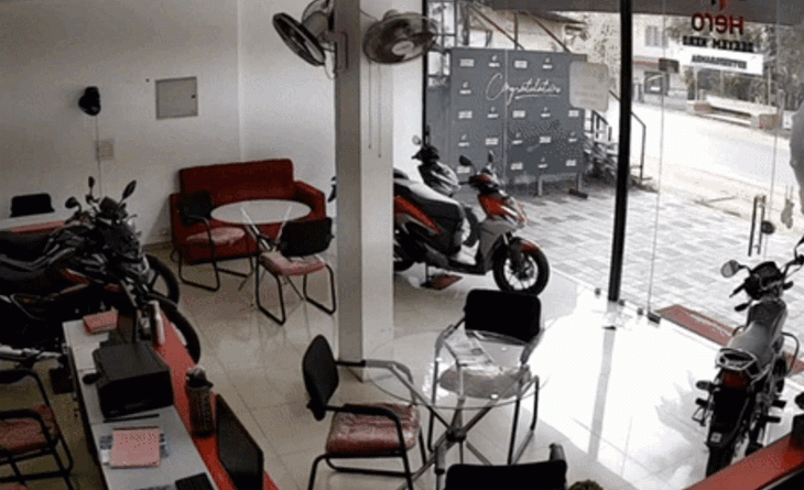 બાઇક લેવા પહોંચી ભેંસ!:’CIDના દયા’ની જેમ કાચનો દરવાજો તોડી શો-રૂમમાં એન્ટ્રી લીધી, પહેલી નજરે AI-જનરેટેડ લાગતો આ વીડિયો કેરળનો છે