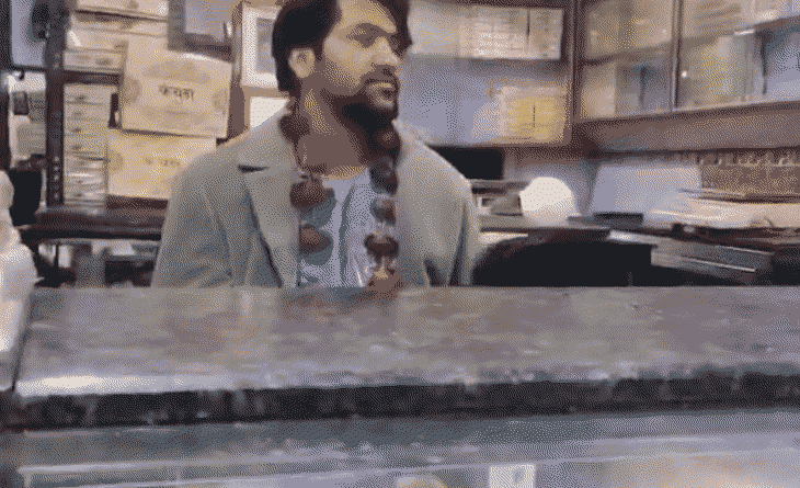 લડ્ડુ લે લો, બરફી લે લો, પેંડા લે લો…:ધીરેન્દ્ર શાસ્ત્રીએ મીઠાઈ વેચી, MPના છતરપુરમાં અડધી રાત્રે દુકાનમાં બેસી ગયા; રસગુલ્લા-રસમલાઈનો સ્વાદ માણ્યો