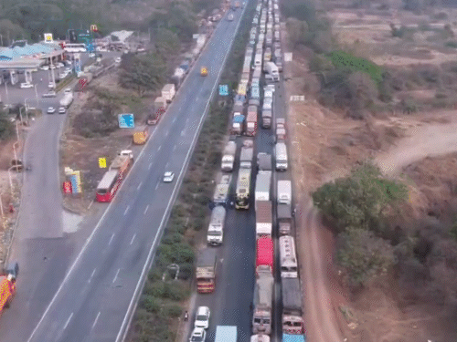 મુંબઈ-પુણે એક્સપ્રેસવે પર 31 કલાક બાદ જામ ખુલ્યો:ટૅન્કર પલટી જવાથી રસ્તો બંધ હતો; ગાડીઓની 25 કિમી લાંબી કતારો, દોઢ લાખથી વધુ લોકો ફસાયા હતા