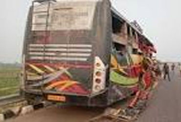 ટ્રકમાં પાછળથી લક્ઝરી બસ ઘૂસી કેબિનમાં ફસાયેલા ડ્રાઇવરનું મોત
