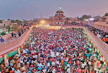 નડિયાદમાં આજે માઘી પૂનમે સંતરામ મંદિરમાં સાકરવર્ષા