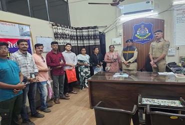 જામનગરના સીટી એ. ડિવિઝનના પોલીસ સ્ટાફે ‘તેરા તુજકો અર્પણ’ પ્રોગ્રામ અંતર્ગત 23 આસામીઓના ગુમ થયેલા મોબાઇલ ફોન શોધીને પરત કર્યા