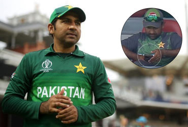 Photo: ભારત-પાકિસ્તાનની મેચમાં દરમિયાન મોબાઈલનો ઉપયોગ… પાક. કોચે નિયમોના ધજાગરા ઉડાવ્યા