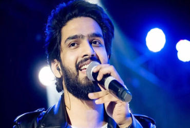 સરનેમ સાંભળતા જ મને નોકરીમાંથી કાઢી મૂકતાં…’, બોલિવૂડના જાણીતા પરિવારના કરોડપતિ સિંગરનું દર્દ