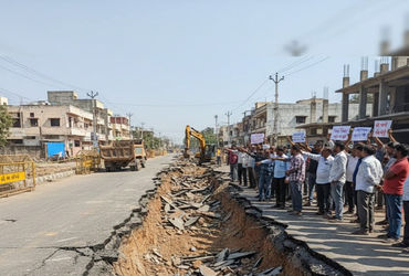 વડોદરાના મકરપુરામાં નવો બનાવેલો રસ્તો માત્ર 24 કલાકમાં ખોદી નંખાતા લોકોમાં રોષ