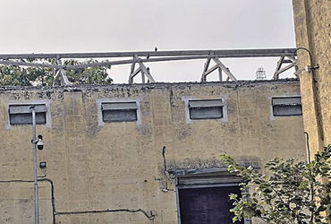 સુરેન્દ્રનગરમાં સરકારી અનાજ ગોડાઉનના પતરા 8 મહિનાથી તૂટેલી હાલતમાં