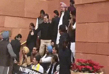 સંસદમાં ઘમસાણ, રાહુલ ગાંધીએ ‘ગદ્દાર મિત્ર’ કહેતા કેન્દ્રીય મંત્રીએ જવાબમાં ‘દેશના દુશ્મન’ ગણાવ્યા સંસદમાં ઘમસાણ, રાહુલ ગાંધીએ ‘ગદ્દાર મિત્ર’ કહેતા કેન્દ્રીય મંત્રીએ જવાબમાં ‘દેશના દુશ્મન’ ગણાવ્યા