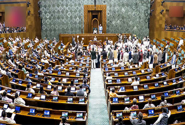 મહિલા સાંસદોએ પીએમની બેઠક ઘેરી લેતા મોદી ભાષણ ન આપી શક્યા