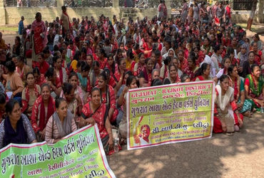 વેતન વધારાની માંગ સાથે આંગણવાડી મહિલા કાર્યકરોની રાજકોટમાં રેલી