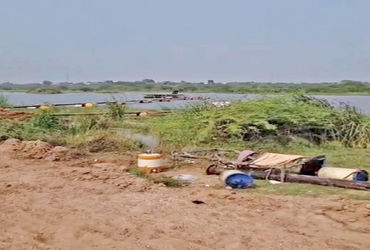 મેમકા ગામમાં નદીમાંથી ગેરકાયદેસર રેતીનું ખનન ઝડપાયું