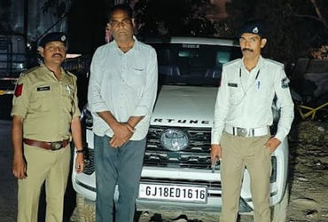 ‘તને સસ્પેન્ડ કરાવી દઈશ…’ ટ્રાફિક સિગ્નલ ભંગ કરનારનું મેમો ફાડતાં પોલીસકર્મીને કારચાલકની  ધમકી