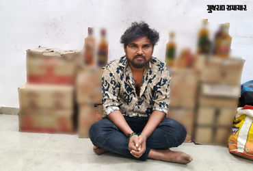 અમદાવાદ: શેલામાં પેટી પલંગ નીચે સંતાડેલો 1.30 લાખનો દારૂ ઝડપાયો, એકની ધરપકડ