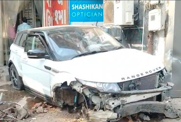 રાવપુરા ટાવર ચાર રસ્તા પાસે પૂરઝડપે દોડતી કાર ટ્રાફિકસિગ્નલના પોલ સાથે અથડાઈ,ચાલક ફરાર