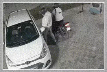 6 સેકન્ડમાં કારનો કાચ તોડી 2 લાખની ચોરી, અમદાવાદના સાઉથ બોપલના CCTV વાઈરલ