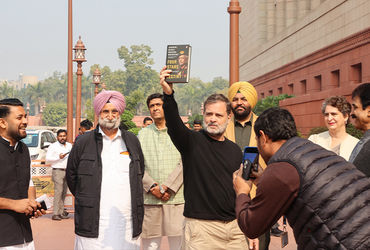 રાહુલ ગાંધીને જનરલ નરવણેનું અપ્રકાશિત પુસ્તક કેવી રીતે મળ્યું? સંસદમાં દેખાતા સવાલ ઊઠ્યાં