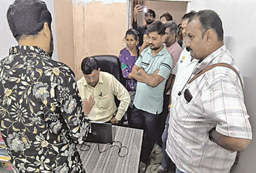 સુરેન્દ્રનગરમાં બિલ્ડરે ફ્લેટ બુકિંગના નામે કરોડો ઉઘારાવી છેતરપિંડી કર્યાનો આક્ષેપ