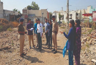 જામનગરના રણજીત સાગર રોડ પરની સરકારી જમીન પચાવી પાડવા મામલે 6 સામે લેન્ડગ્રેબિંગ હેઠળ ગુન્હો નોંધાયા બાદ પોલીસ દ્વારા સ્થળ પર જઈ પંચનામું કરાયું