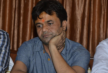 ચેક બાઉન્સ કેસમાં આત્મસમર્પણ કરતી વખતે રાજપાલ યાદવ ભાવુક, સોનુ સુદ અને તેજ પ્રતાપ આવ્યા મદદે