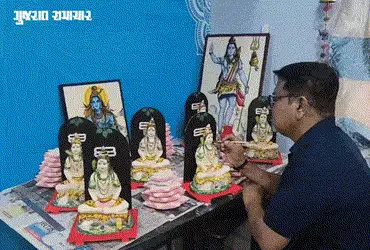 સુરત: મહાશિવરાત્રિએ શિવલિંગ પર ‘ઘીના કમળ’ ચઢાવવાનો અનોખો મહિમા, ભારે માગને કારણે કલાકારો વ્યસ્ત