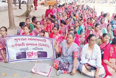 ખેડા જિલ્લાની આંગણવાડી અને આશાવર્કર બહેનોનું સૂત્રોચ્ચાર સાથે આવેદન