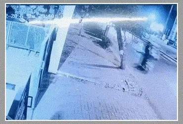 અમદાવાદના વટવા GIDC માં કંપારી છૂટી જાય તેવો અકસ્માત, બેફામ કાર ઝાડમાં ઘૂસી જતાં યુવકનું મોત