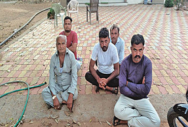 ખાંભડામાંથી જુગારની ક્લબ ઝડપાઇ  5 શખ્સ પકડાયા, 5 નાસી છૂટયા