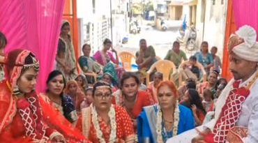 ગોધરા: લોહીના સંબંધો પણ ઝાંખા પડ્યા! કિન્નર માતાઓએ દત્તક દીકરી પાયલને ‘રાજકુમારી’ની જેમ સાસરે વળાવી