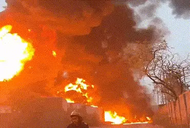 અમદાવાદના પીપળજમાં કેમિકલ ફેક્ટરીમાં વિકરાળ આગ કાબૂમાં, 100થી વધુ ફાયર જવાનો ઘટનાસ્થળે દોડી ગયા હતા