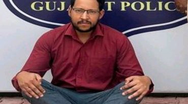 સમતા વિસ્તારમાં ટુવ્હીલરોને અડફેટમાં લેનાર કારચાલક પકડાયો સમતા વિસ્તારમાં ટુવ્હીલરોને અડફેટમાં લેનાર કારચાલક પકડાયો