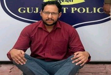 સમતા વિસ્તારમાં ટુવ્હીલરોને અડફેટમાં લેનાર કારચાલક પકડાયો સમતા વિસ્તારમાં ટુવ્હીલરોને અડફેટમાં લેનાર કારચાલક પકડાયો