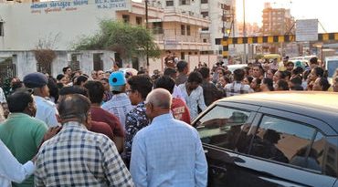 કોન્ટ્રાક્ટર કામ અધૂરું મૂકી છૂમંતર, જનતા પરેશાન! જામનગરમાં સત્યમ કોલોની અંડરબ્રિજ નજીકના ખરાબ રસ્તા મુદ્દે સ્થાનિકોનો હલ્લાબોલ